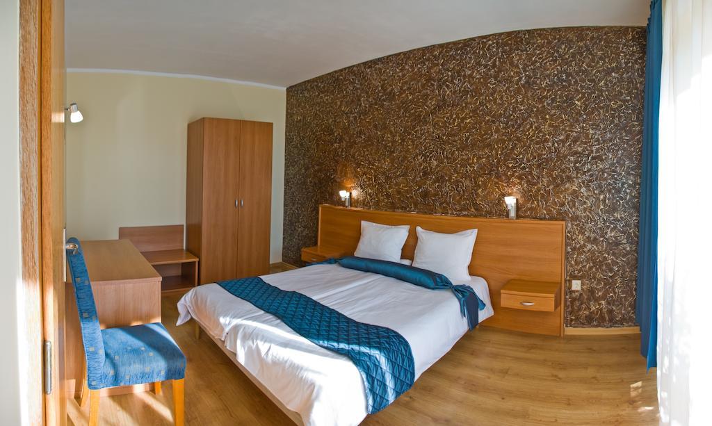 Complex Sunrise By Hmg Hotell Slăntjev Brjag Rum bild